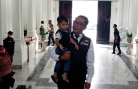 Sambil Menggendong Arka, Ridwan Kamil Mulai Aktivitas Kerja di Gedung Sate