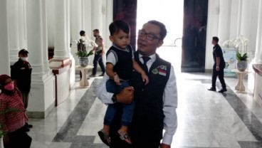 Sambil Menggendong Arka, Ridwan Kamil Mulai Aktivitas Kerja di Gedung Sate