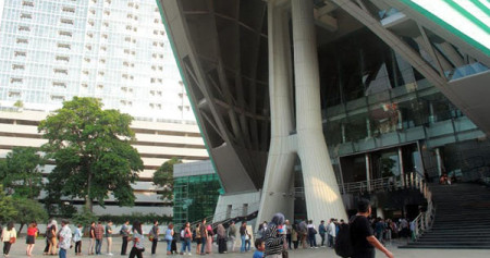 Pengunjung mengantre untuk masuk ke dalam gedung teater di Taman Ismail Marzuki (TIM) di Jakarta pada Rabu (3/4/2019). Pemerintah Provinsi DKI Jakarta berencana merevitalisasi TIM mulai Juni 2019. Proyek tersebut menelan biaya Rp1,8 triliun./Bisnis-Triawanda Tirta