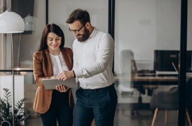 6 Bahasa Tubuh Pria Ketika Naksir Perempuan