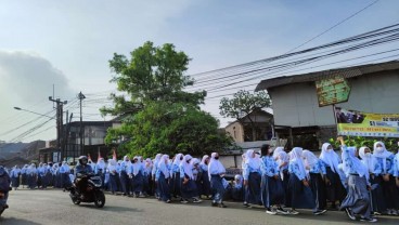 Rute Menuju Pemakaman Eril di Islamic Center Cimaung Dipenuhi Pelajar dan Warga