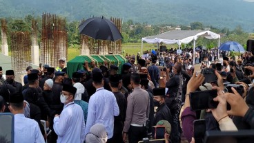 Lantunan Salawat Sambut Jenazah Eril di Pemakaman Islamic Center Cimaung