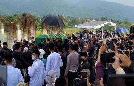Lantunan Salawat Sambut Jenazah Eril di Pemakaman Islamic Center Cimaung