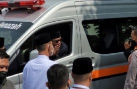 Sambil Gendong Arka, Ridwan Kamil Antarkan Jenazah Eril ke Tempat Peristirahatan Terakhir