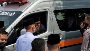 Sambil Gendong Arka, Ridwan Kamil Antarkan Jenazah Eril ke Tempat Peristirahatan Terakhir