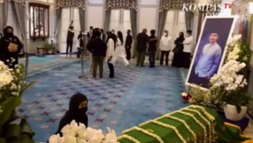 Nyesek, Momen Nabila Ishma Menangis hingga Berbicara di Depan Peti Jenazah Eril