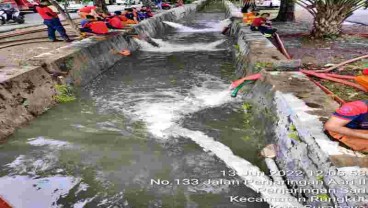 Surabaya Mengerahkan Belasan Unit Mobil Damkar Sedot Genangan Air Banjir Rob