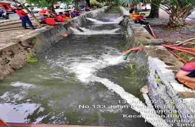 Surabaya Mengerahkan Belasan Unit Mobil Damkar Sedot Genangan Air Banjir Rob