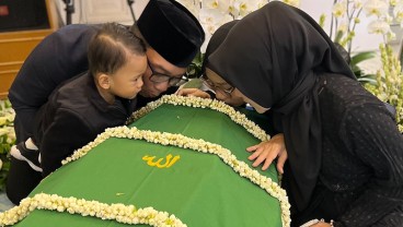 Momen Ridwan Kamil dan Keluarga Cium Peti Jenazah Eril, Atalia: Bentuk Cinta Tertinggi