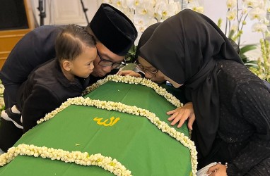 Momen Ridwan Kamil dan Keluarga Cium Peti Jenazah Eril, Atalia: Bentuk Cinta Tertinggi