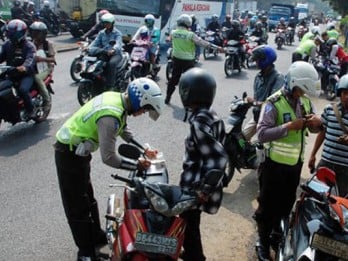 Polisi Larang Naik Motor Pakai Sandal Jepit, Bakal Ditilang?