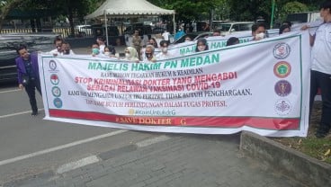 Massa Gelar Aksi Solidaritas untuk Dokter Tersangka Kasus Dugaan Vaksin Kosong