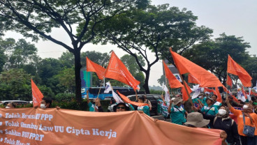 Aksi di DPR, Massa Partai Buruh Padati Parkir Timur Senayan