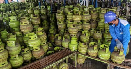 Petugas melakukan tahap pengisian LPG pada tabung gas 3kg di SPBE Srengseng, Jakarta, Senin (1/2/2021). Bisnis/Eusebio Chrysnamurti
