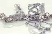 Mudah Banget, Begini Cara Membersihkan Perhiasan Perak
