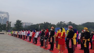 Anies Berbusana Betawi Pimpin Upacara Ulang Tahun Jakarta di Monas