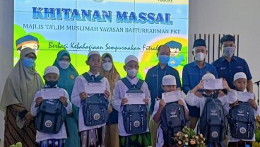 Berbagi Kebahagiaan Sempurnakan Fitrah, Majelis Taklim Muslimah Yayasan Baiturrahman Gelar Khitan Massal