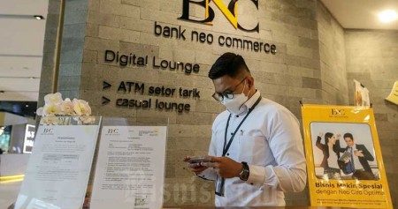 Karyawan beraktivitas di salah satu kantor cabang Bank Neo Commerce di Jakarta, Rabu (5/1/2022). Bisnis/Eusebio Chrysnamurti