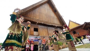 Dekranasda Sumsel Lestarikan Rumah Adat Lewat Festival Anjungan