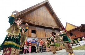 Dekranasda Sumsel Lestarikan Rumah Adat Lewat Festival Anjungan