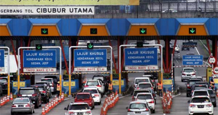 Kendaraan antre membayar tol di gerbang Tol Cibubur, Jagorawi, Jakarta, Jumat (5/5)./Antara-Yulius Satria Wijaya