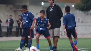 Gelar Coaching Clinic Bareng Anak-anak Indonesia, Ronaldinho Bagikan Tips Penting