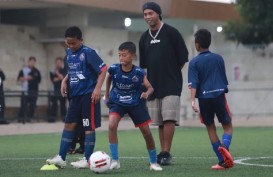 Gelar Coaching Clinic Bareng Anak-anak Indonesia, Ronaldinho Bagikan Tips Penting