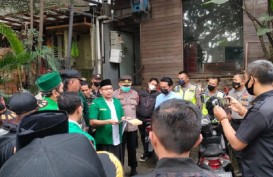Massa GP Ansor Kota Bandung Geruduk Holywings di Jalan Karangsari