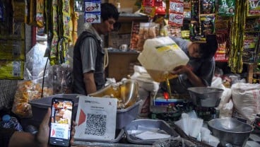 Beli Minyak Goreng Curah Pakai Pedulilindungi, Pedagang: Menyusahkan