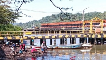 Nelayan Kerja Bakti Bersihkan Tumpahan Minyak di Cilacap