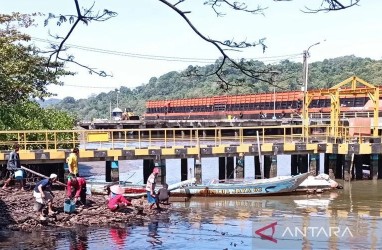 Nelayan Kerja Bakti Bersihkan Tumpahan Minyak di Cilacap