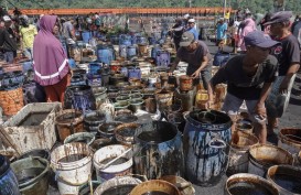 Foto-foto Pengumpulan Tumpahan Minyak di Cilacap