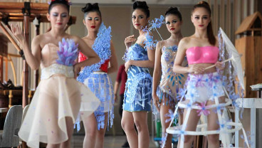 Peragaan Busana Dari Limbah Botol Plastik di Surabaya