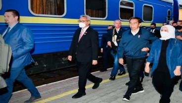 Kompak Pakai Jaket Biru, Jokowi dan Iriana Naik Kereta ke Ukraina