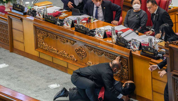 Wakil Ketua Banggar DPR Terjatuh Saat Rapat Paripurna