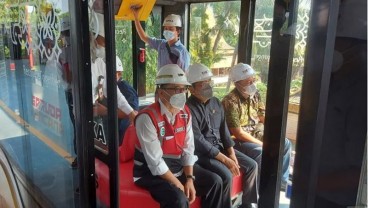 Naik Tram Mover Garuda Kencana di TMII, Ini Komentar Mensesneg Pratikno