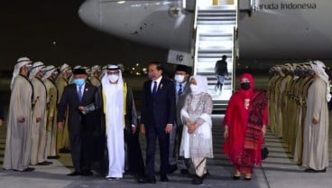 Jokowi Tiba di Abu Dhabi, Menhan Prabowo Ikut Menyambut