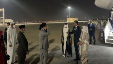 Momen Prabowo Beri Hormat Jokowi di Bandara Abu Dhabi