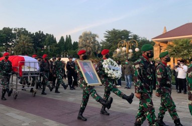 Presiden Jokowi dan Ibu Iriana Takziah ke Kediaman Almarhum Tjahjo Kumolo