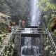 Sebongkah Batu di Air Terjun Menimpa Tiga Wisatawan, Seorang Meninggal