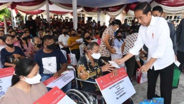 Jokowi Temui Pedagang di Pasar Alasa dan Bagikan Bantuan Sosial