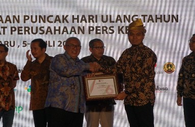 Momen HUT ke-76 SPS, Bisnis Indonesia Terima Media Brand Awards 2022