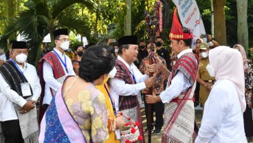 Tiba di Lapangan Merdeka Medan, Jokowi Diberi Tongkat Balehat Raja: Apa Maknanya?