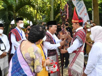 Tiba di Lapangan Merdeka Medan, Jokowi Diberi Tongkat Balehat Raja: Apa Maknanya?