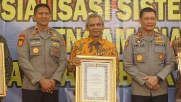 PT Semen Padang Raih Sertifikat Gold Reward SMP Obvitnas dari Kapolri