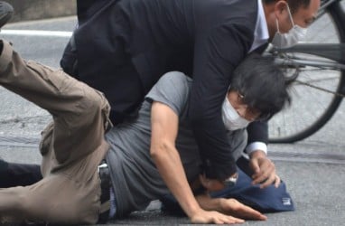Saksi Mata: Pelaku Penembakan Shinzo Abe Bawa Senjata Besar