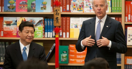 Xi Jinping, mendengarkan Joe Biden berbicara di Pusat Pembelajaran Studi Internasional di South Gate, California, AS, Jumat, (17/2/2012). Saat itu keduanya masih sama-sama menjabat Wakil Presiden. Bloomberg - Tim Rue