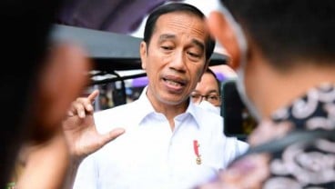 Jokowi Bagikan Bansos di Pasar Sukamandi: Picu Pertumbuhan Ekonomi