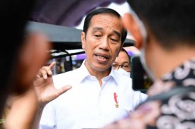 Jokowi Bagikan Bansos di Pasar Sukamandi: Picu Pertumbuhan Ekonomi
