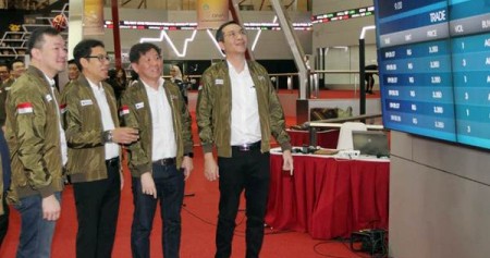 Presdir PT Distribusi Voucher Nusantara Tbk (DIVA) Raymond Loho (dari kanan) bersama Komisaris Suryandi Jahja , Direktur PT Bursa Efek Indonesia I Nyoman Yetna, dan Komisaris Utama DIVA Martin Suharlie mengamati pergerakan saham, usai pencatatan perdana saham perseroan, di Jakarta, Selasa (27/11/2018)./JIBI-Endang Muchtar